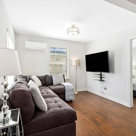Stunning & Vibrant Apt 7 Min From Tx Med Center